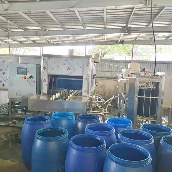 廣東德美精細化工集團股份有限公司隧道式洗桶機，桶蓋清洗機使用現(xiàn)場